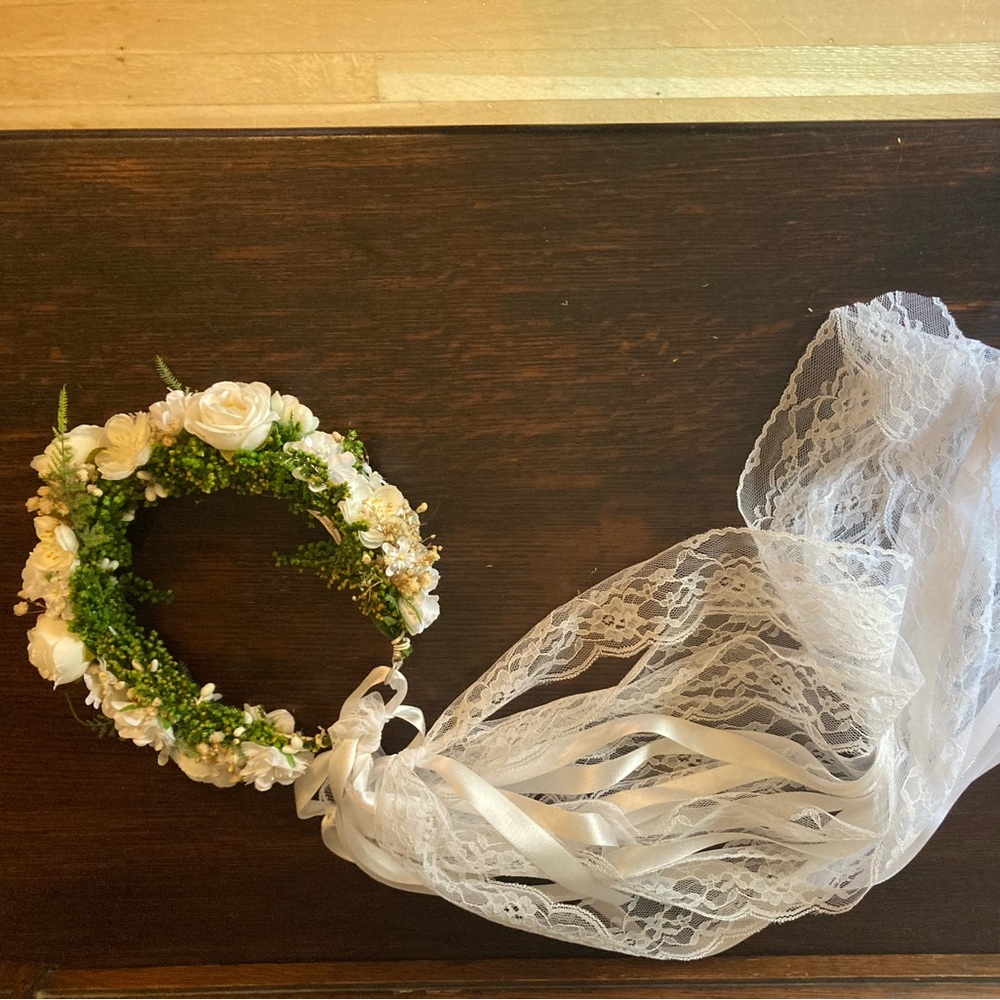 Beautiful First Communion crown. Worn once.